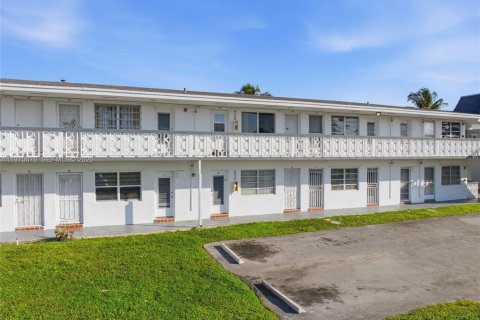 Condominio en Miami Gardens, Florida, 1 dormitorio № 2031440