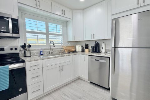 Villa ou maison à louer à Redington Shores, Floride: 2 chambres, 104.79 m2 № 2416711 - photo 14