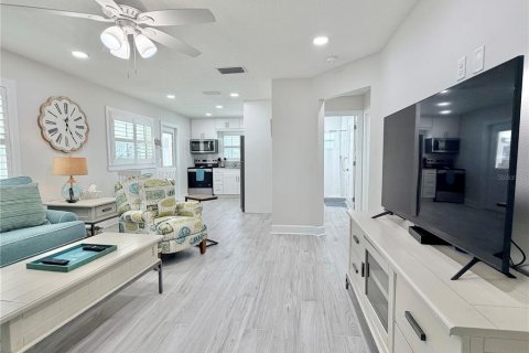 Villa ou maison à louer à Redington Shores, Floride: 2 chambres, 104.79 m2 № 2416711 - photo 11
