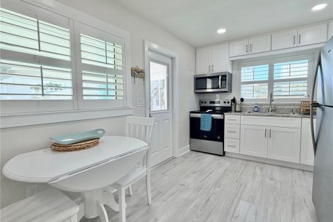 Villa ou maison à louer à Redington Shores, Floride: 2 chambres, 104.79 m2 № 2416711 - photo 13