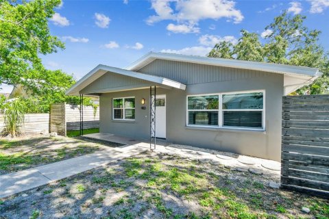 House in Saint Petersburg, Florida 3 bedrooms, 119.84 sq.m. № 1783331 - photo 6