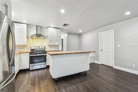 House in Saint Petersburg, Florida 3 bedrooms, 119.84 sq.m. № 1783331 - photo 15