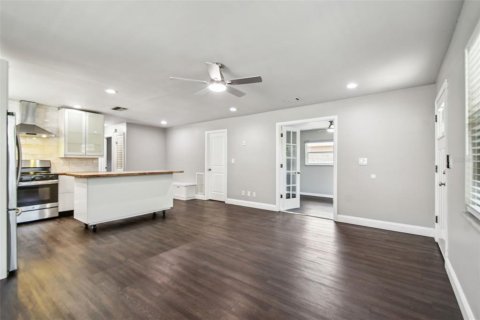 House in Saint Petersburg, Florida 3 bedrooms, 119.84 sq.m. № 1783331 - photo 13