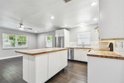 House in Saint Petersburg, Florida 3 bedrooms, 119.84 sq.m. № 1783331 - photo 17