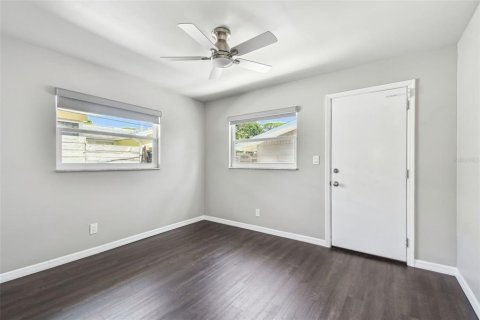 House in Saint Petersburg, Florida 3 bedrooms, 119.84 sq.m. № 1783331 - photo 29