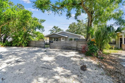 House in Saint Petersburg, Florida 3 bedrooms, 119.84 sq.m. № 1783331 - photo 3
