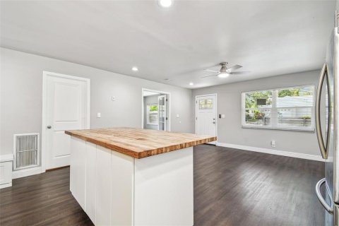 House in Saint Petersburg, Florida 3 bedrooms, 119.84 sq.m. № 1783331 - photo 20