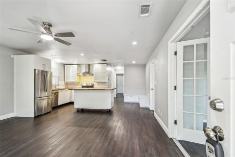 House in Saint Petersburg, Florida 3 bedrooms, 119.84 sq.m. № 1783331 - photo 9