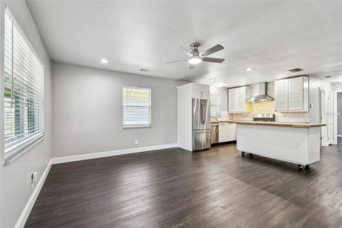 House in Saint Petersburg, Florida 3 bedrooms, 119.84 sq.m. № 1783331 - photo 10
