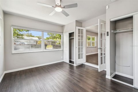 House in Saint Petersburg, Florida 3 bedrooms, 119.84 sq.m. № 1783331 - photo 26