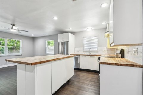 House in Saint Petersburg, Florida 3 bedrooms, 119.84 sq.m. № 1783331 - photo 16