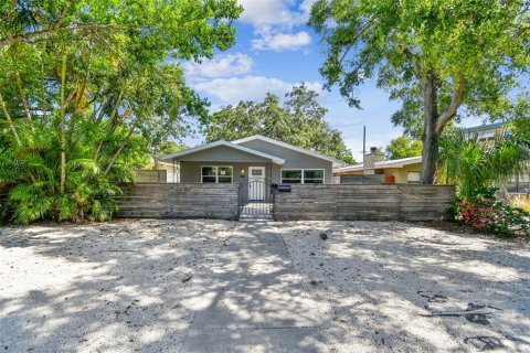 House in Saint Petersburg, Florida 3 bedrooms, 119.84 sq.m. № 1783331 - photo 4