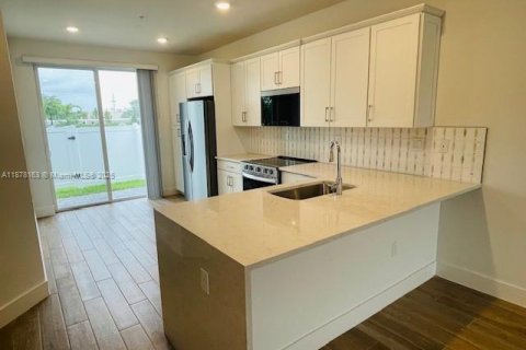 Touwnhouse à louer à Pembroke Pines, Floride: 4 chambres № 1980897 - photo 4