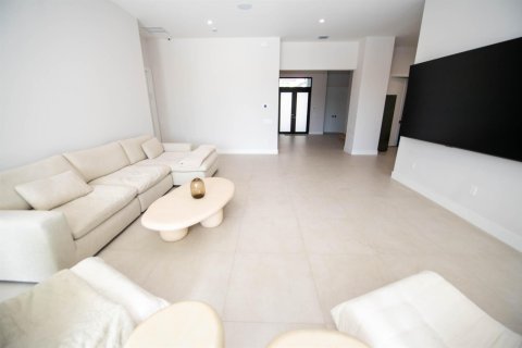 House in Hollywood, Florida 5 bedrooms, 412.11 sq.m. № 2184608 - photo 11