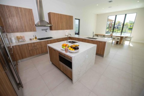 House in Hollywood, Florida 5 bedrooms, 412.11 sq.m. № 2184608 - photo 20