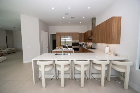 House in Hollywood, Florida 5 bedrooms, 412.11 sq.m. № 2184608 - photo 17