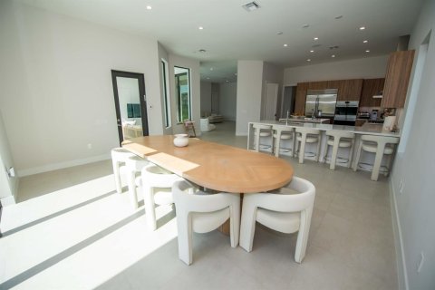 House in Hollywood, Florida 5 bedrooms, 412.11 sq.m. № 2184608 - photo 28