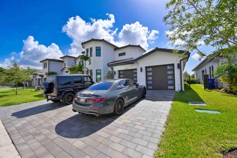 House in Hollywood, Florida 5 bedrooms, 412.11 sq.m. № 2184608 - photo 3