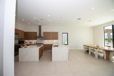 House in Hollywood, Florida 5 bedrooms, 412.11 sq.m. № 2184608 - photo 16