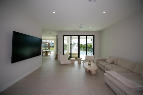House in Hollywood, Florida 5 bedrooms, 412.11 sq.m. № 2184608 - photo 9