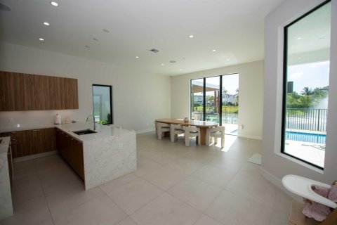 House in Hollywood, Florida 5 bedrooms, 412.11 sq.m. № 2184608 - photo 15