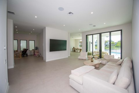 House in Hollywood, Florida 5 bedrooms, 412.11 sq.m. № 2184608 - photo 10