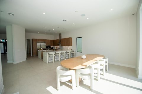 House in Hollywood, Florida 5 bedrooms, 412.11 sq.m. № 2184608 - photo 14