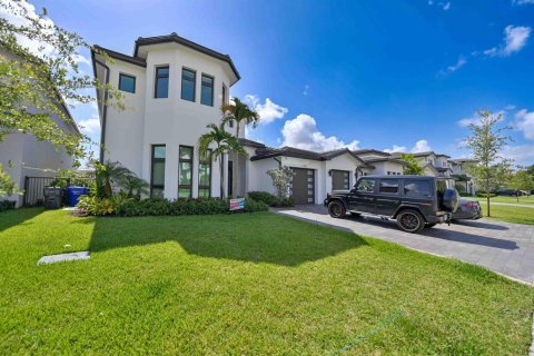 House in Hollywood, Florida 5 bedrooms, 412.11 sq.m. № 2184608 - photo 2
