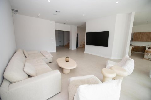 House in Hollywood, Florida 5 bedrooms, 412.11 sq.m. № 2184608 - photo 12