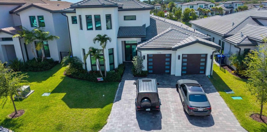 House in Hollywood, Florida 5 bedrooms, 412.11 sq.m. № 2184608