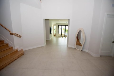 House in Hollywood, Florida 5 bedrooms, 412.11 sq.m. № 2184608 - photo 7
