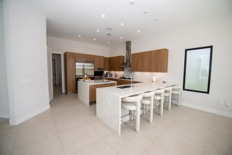 House in Hollywood, Florida 5 bedrooms, 412.11 sq.m. № 2184608 - photo 18