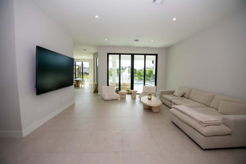 House in Hollywood, Florida 5 bedrooms, 412.11 sq.m. № 2184608 - photo 8