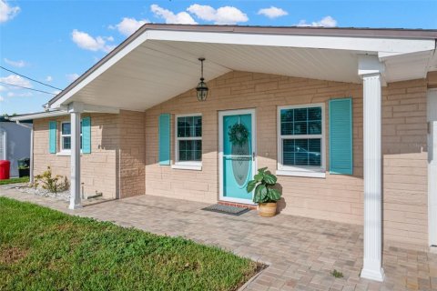 House in Hudson, Florida 2 bedrooms, 113.25 sq.m. № 1883898 - photo 1