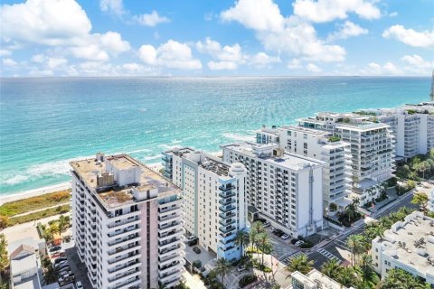 Condominio en venta en Surfside, Florida, 2 dormitorios, 93.09 m2 № 2218886 - foto 3