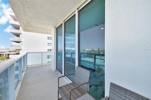 Condominio en venta en Surfside, Florida, 2 dormitorios, 93.09 m2 № 2218886 - foto 16