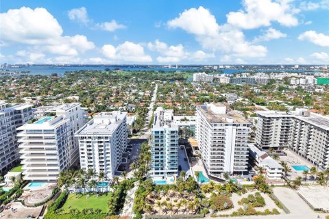 Condominio en venta en Surfside, Florida, 2 dormitorios, 93.09 m2 № 2218886 - foto 8