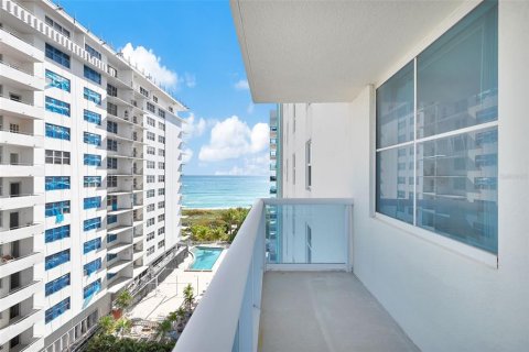 Condominio en venta en Surfside, Florida, 2 dormitorios, 93.09 m2 № 2218886 - foto 19