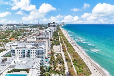 Condominio en venta en Surfside, Florida, 2 dormitorios, 93.09 m2 № 2218886 - foto 6