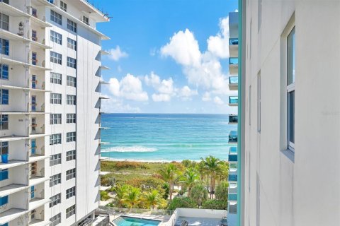 Condominio en venta en Surfside, Florida, 2 dormitorios, 93.09 m2 № 2218886 - foto 21