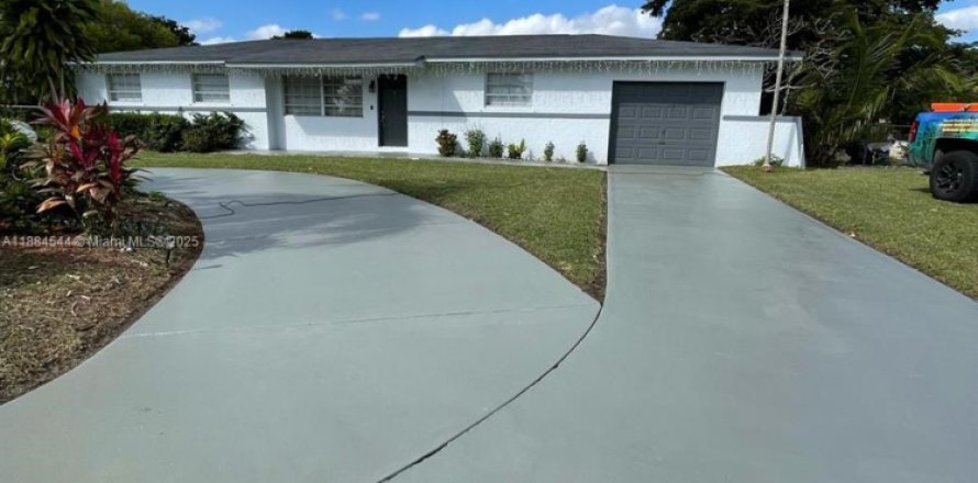 House in Homestead, Florida 4 bedrooms, 186.92 sq.m. № 1930111