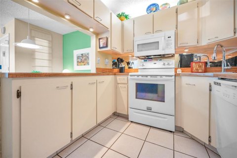 Condo in Palm Harbor, Florida, 1 bedroom  № 1906957 - photo 18