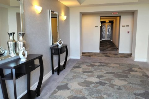 Condo in Hollywood, Florida, 1 bedroom  № 2402454 - photo 4