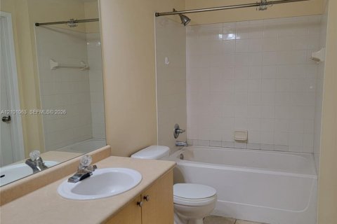 Condo in Hollywood, Florida, 1 bedroom  № 2402454 - photo 13