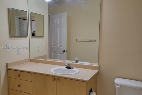 Condo in Hollywood, Florida, 1 bedroom  № 2402454 - photo 12