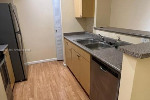 Condo in Hollywood, Florida, 1 bedroom  № 2402454 - photo 7