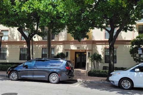 Condo in Hollywood, Florida, 1 bedroom  № 2402454 - photo 3