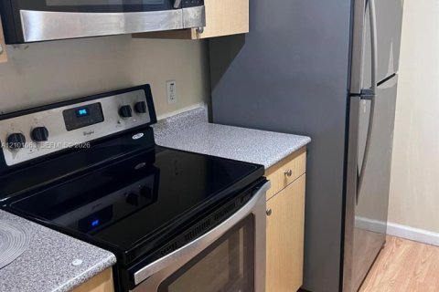 Condo in Hollywood, Florida, 1 bedroom  № 2402454 - photo 9