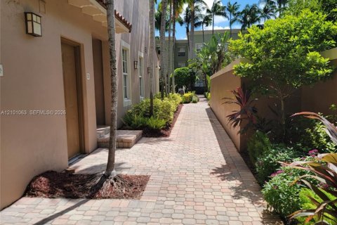 Condo in Hollywood, Florida, 1 bedroom  № 2402454 - photo 2