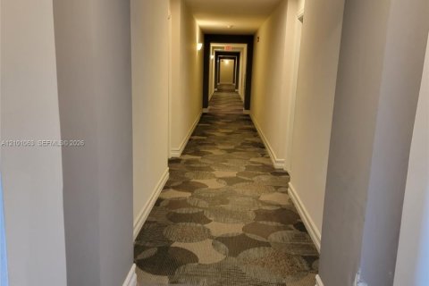 Condo in Hollywood, Florida, 1 bedroom  № 2402454 - photo 5